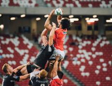 重返赛场引发热议！詹姆斯在湖人比赛中爆冷观众掌声雷动